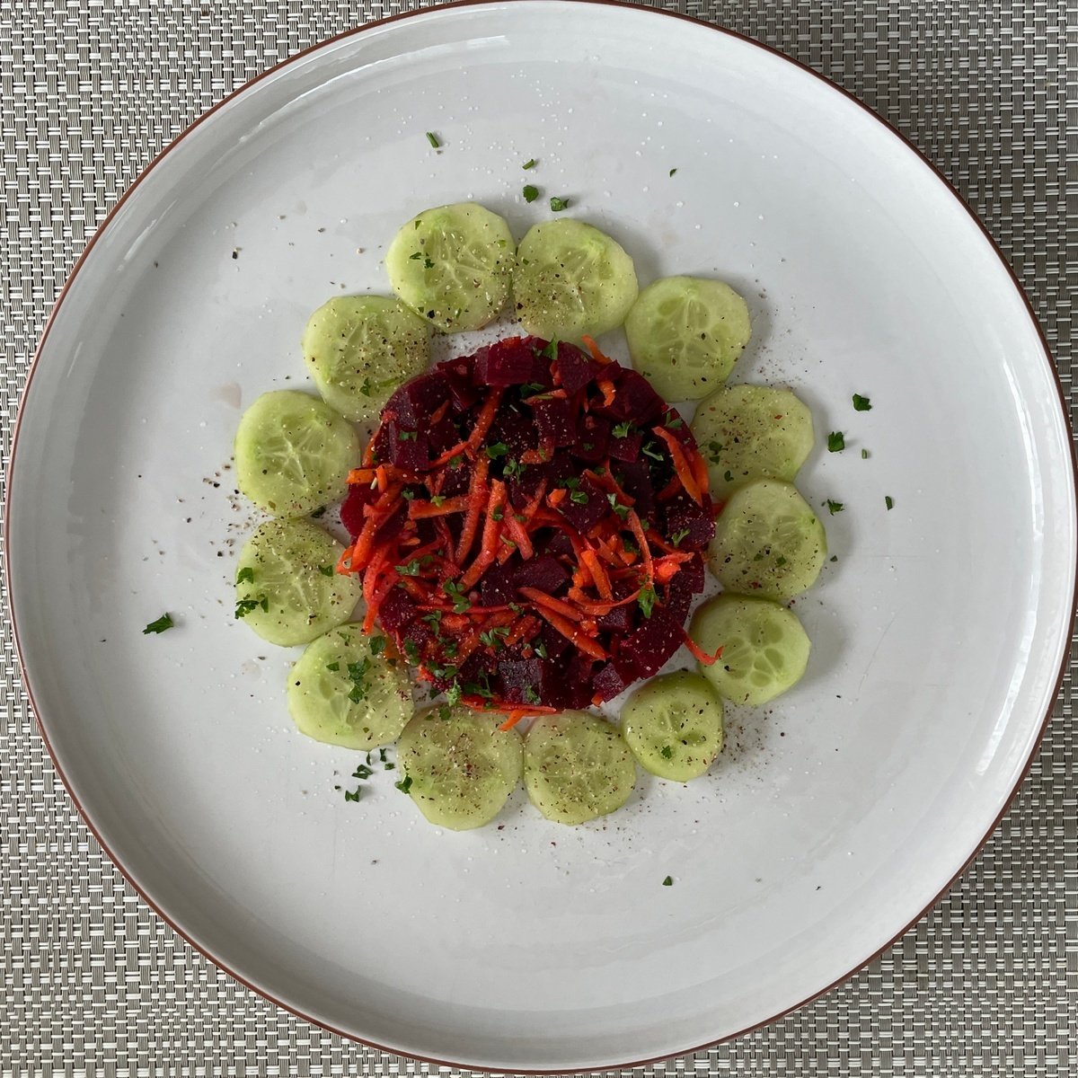 Betteraves rouges, carottes râpées et concombre