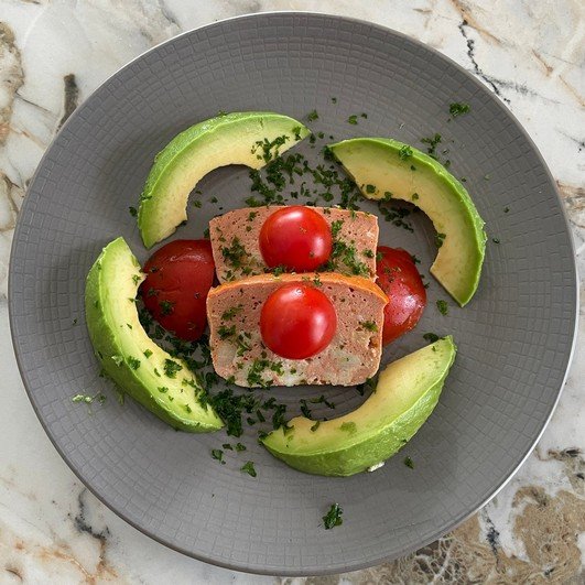 Pain de lotte, avocat et tomate cocktail