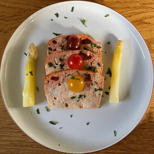 Pain de lotte, asperges blanches et tomates cerise