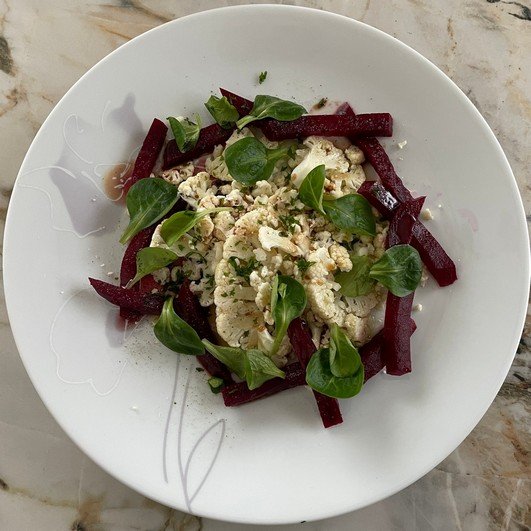 Chou-fleur, baâtonnets de betterave et mâche