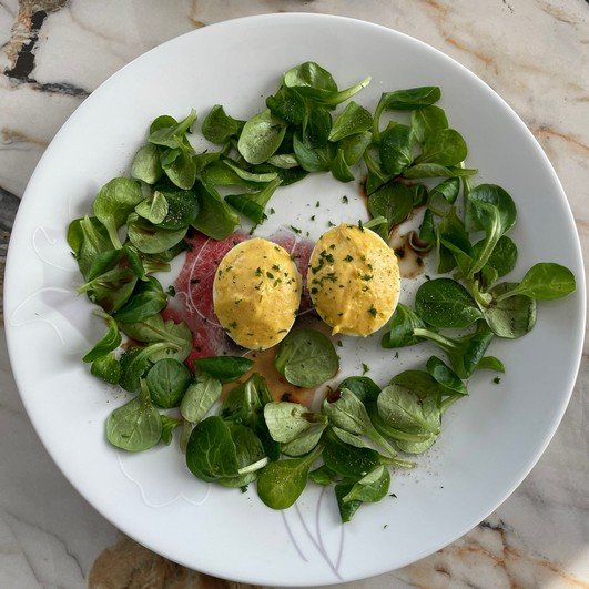 Œufs mimosa et couronne de mâche