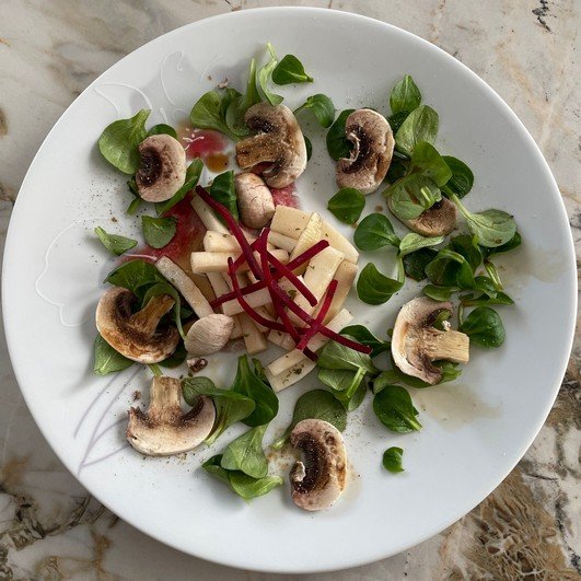 Bâtonnets de céleri et lamelles de champignons