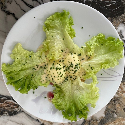 Œuf dur sauce mousseline sur lit de scarole