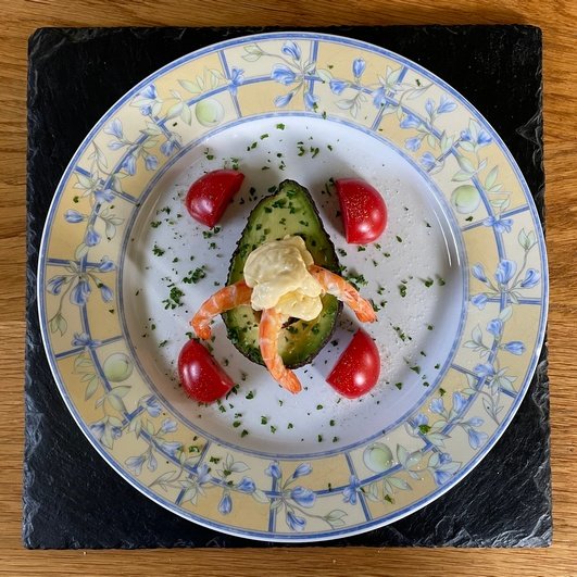 Avocat, crevettes mayo et tomate cocktail