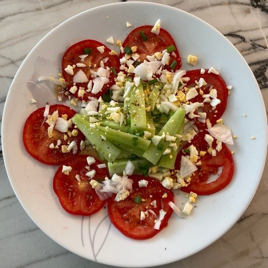 Couronne de tomates grappe et bâtonnets de concombre