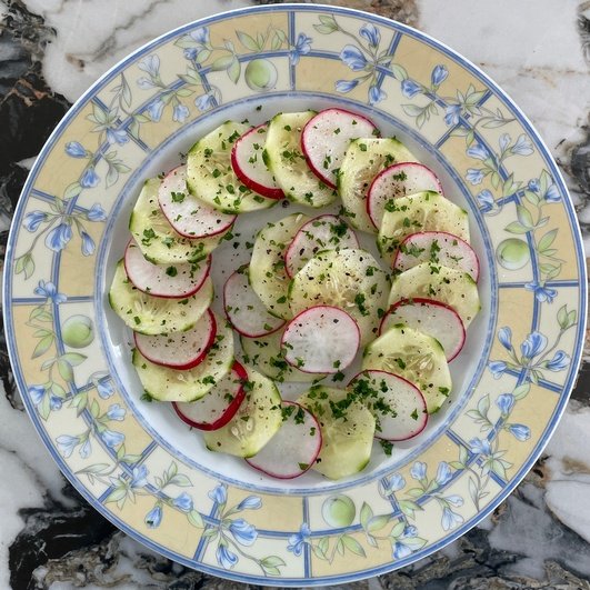 Farandole de concombre et radis ronds tranchés