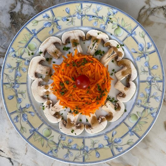 Carottes râpées et champignons de Paris<