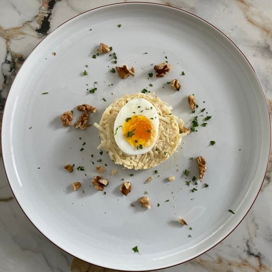 Céleri-rémoulade, œuf dur et cerneaux de noix